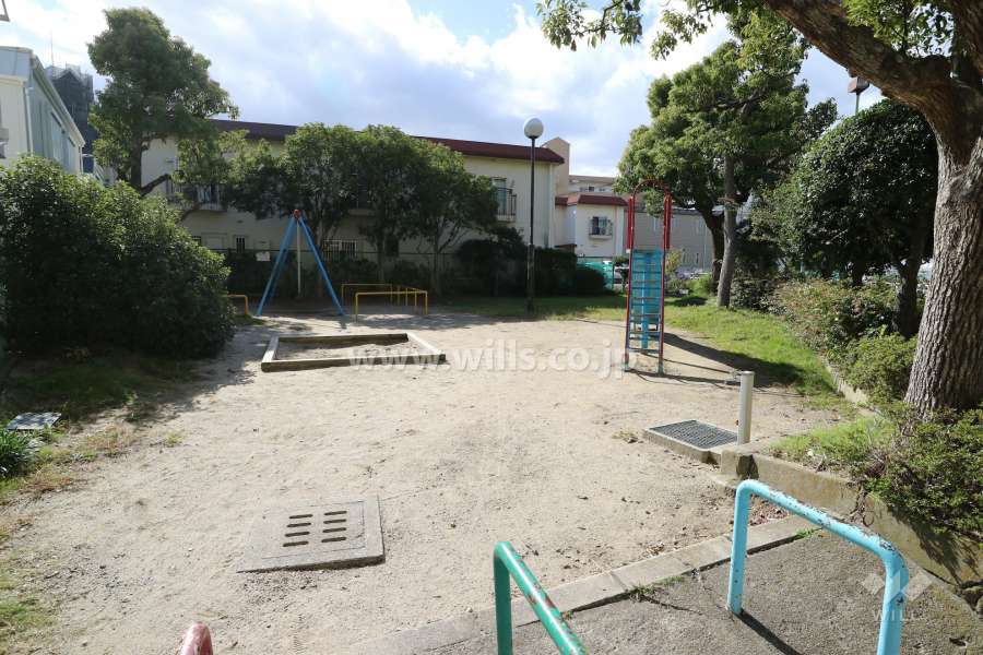 敷地には公園が隣接しています。