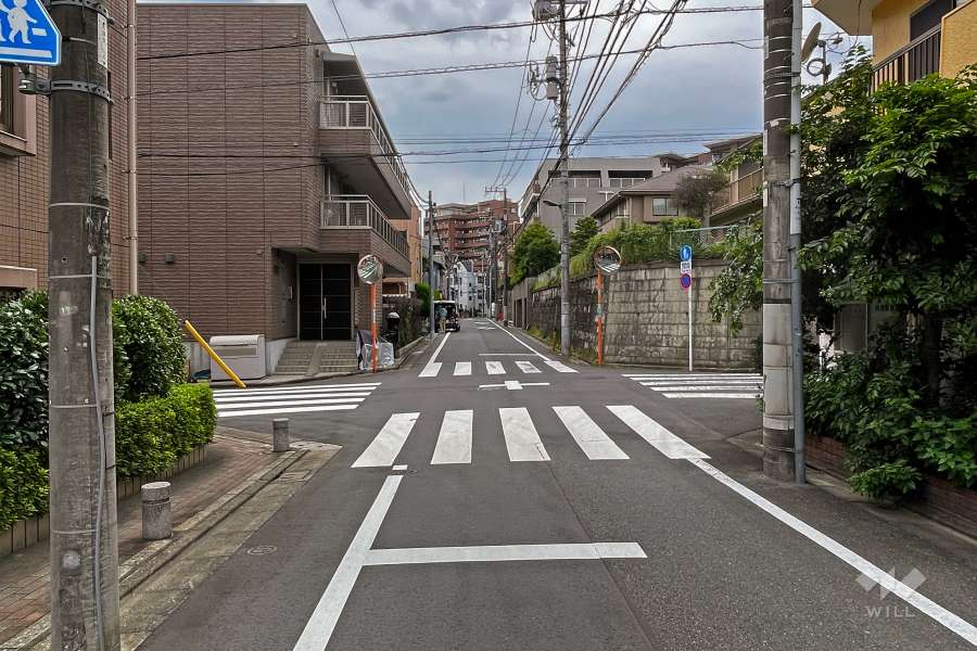 敷地北側の前面道路（東側から）