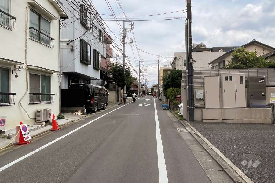 敷地北側の前面道路（西側から）
