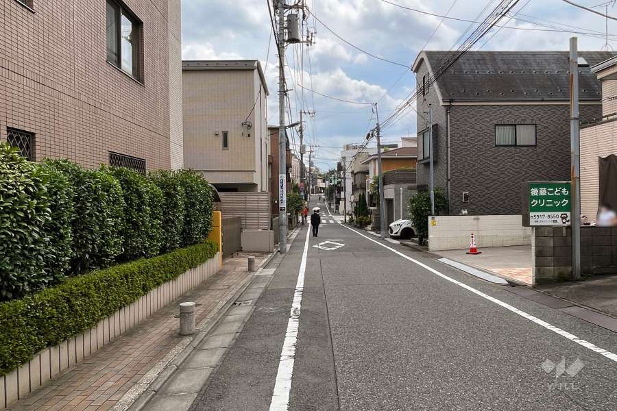 敷地西側の前面道路（北側から）