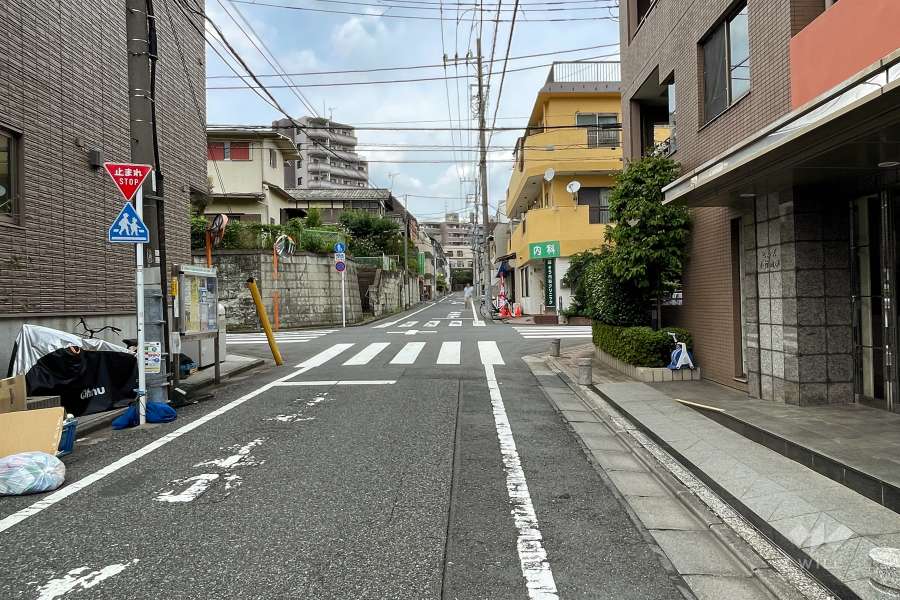 敷地西側の前面道路（南側から）