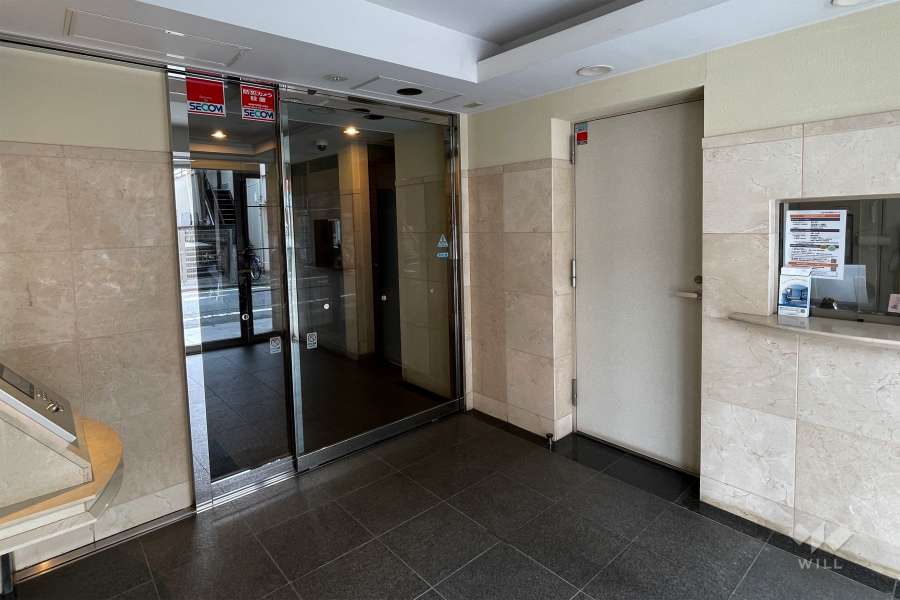 エントランスはオートロック付きです。