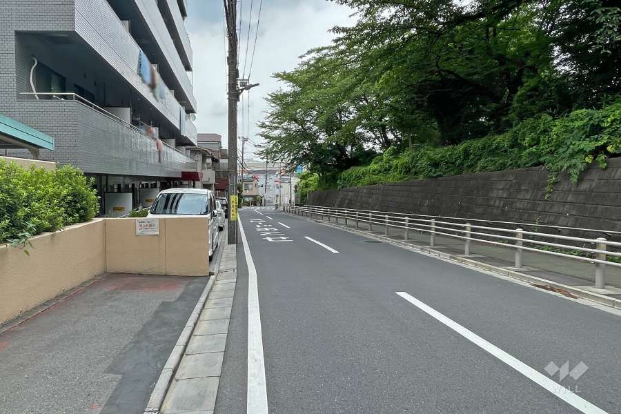 敷地南側は大谷口通り（旧大谷道）に面しています。