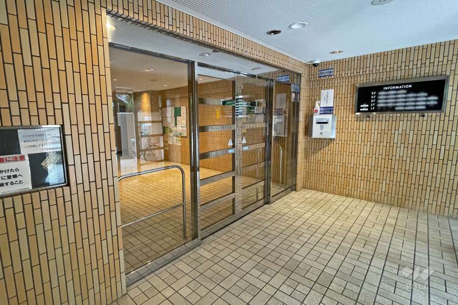 エントランスはオートロック付きです。