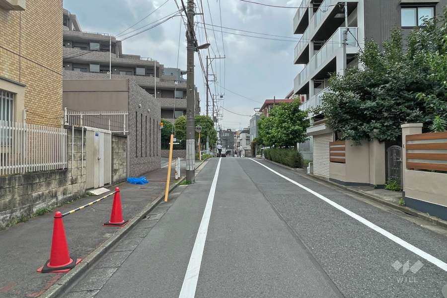 敷地北側の前面道路（東側から）