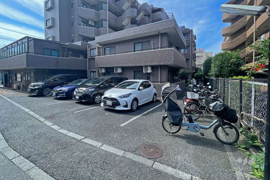 敷地内駐車場（屋外平面式）と駐輪場