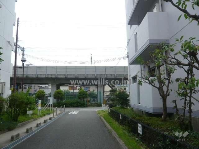 マンションの東側前面道路