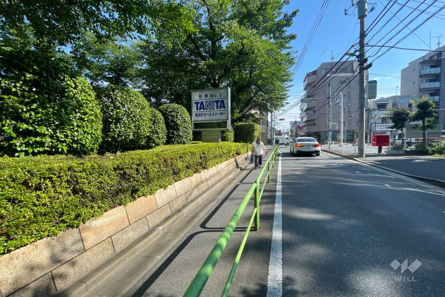 敷地の東側前面道路（北側から）