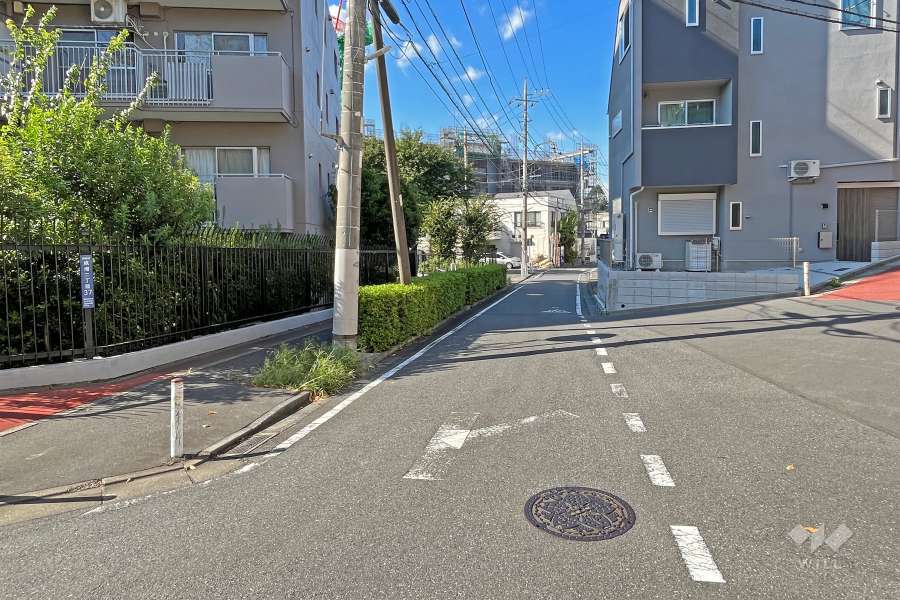敷地東側の前面道路（南側から）