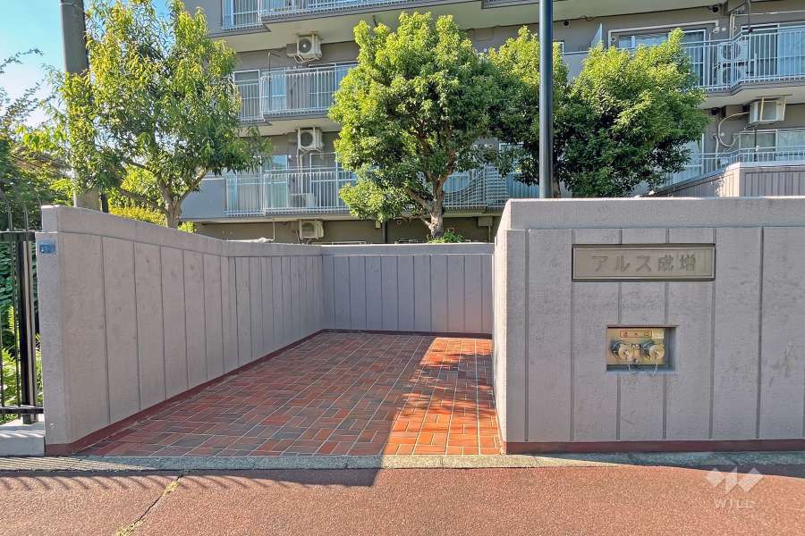 住戸入り口とマンションの銘板