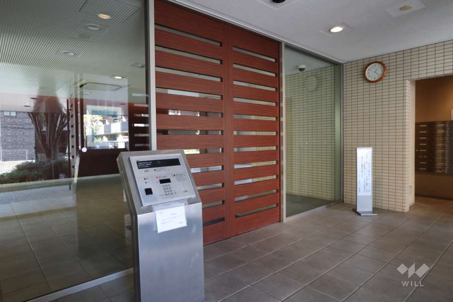 エントランスはオートロック付きです。