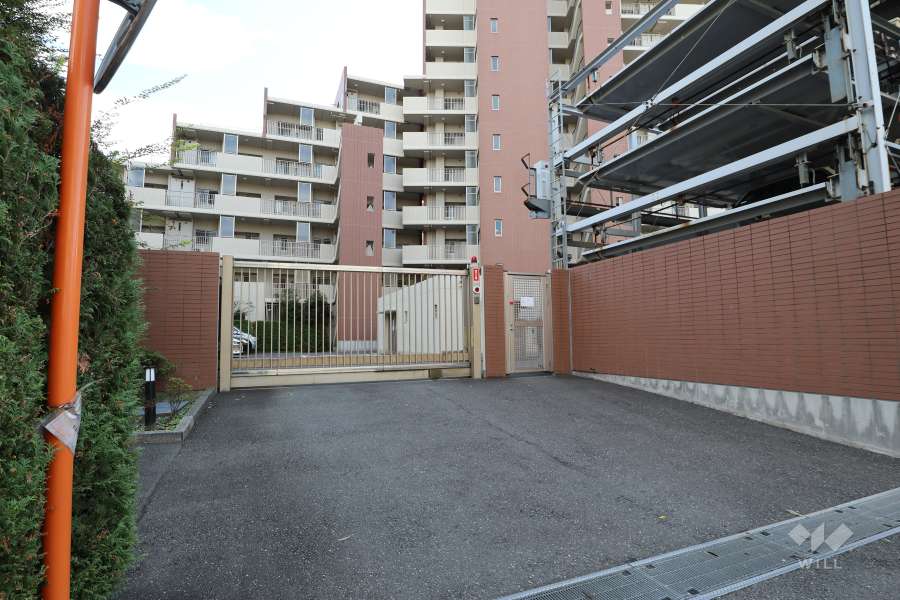 駐車場の出入り口（ロボットゲート付き）