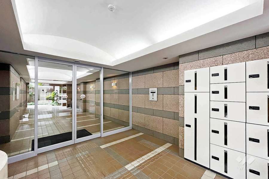 エントランスはオートロック付きです。