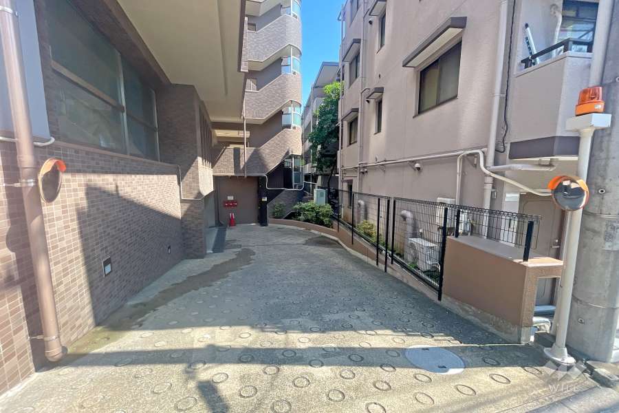 駐車場出入り口