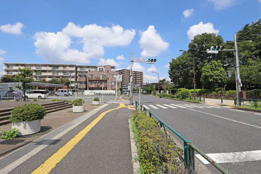 敷地北東側の前面道路（南東側から）