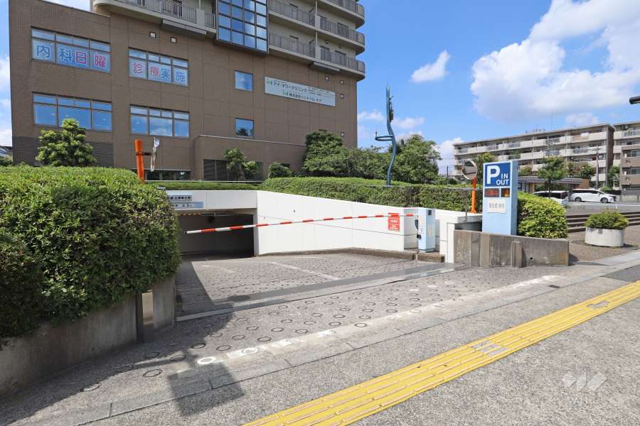 駐車場の出入り口（ゲート付き）