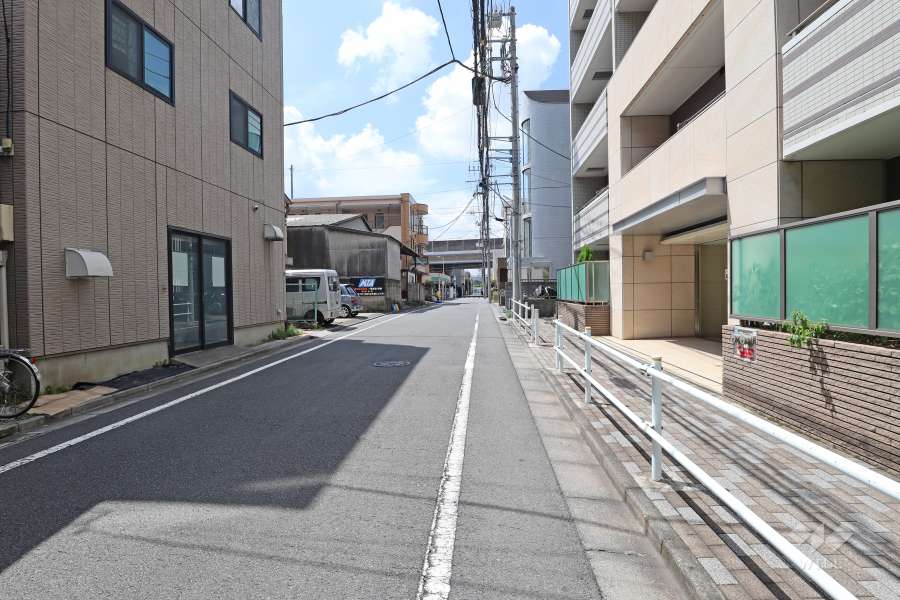 敷地南東側の前面道路（北東側から）