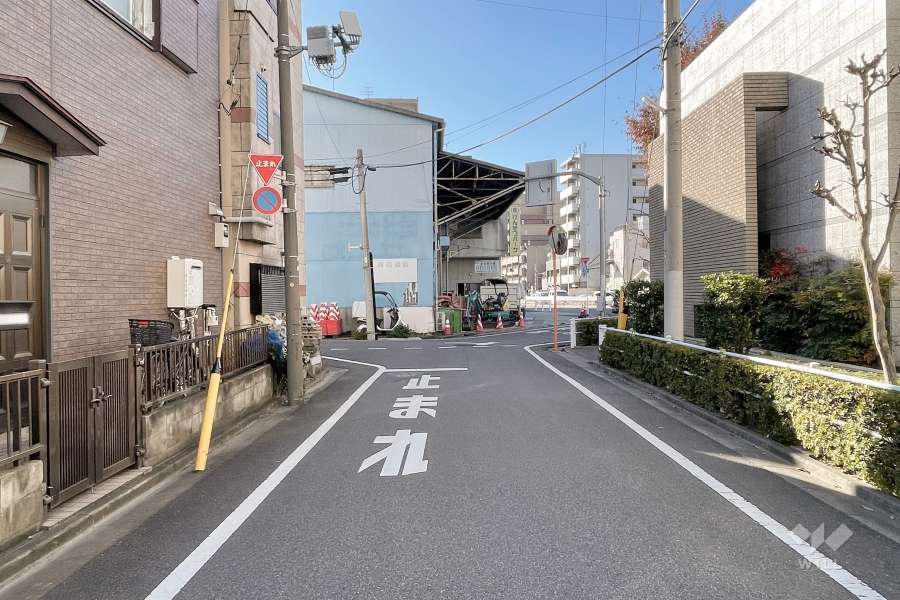 敷地南側の前面道路（東側から）