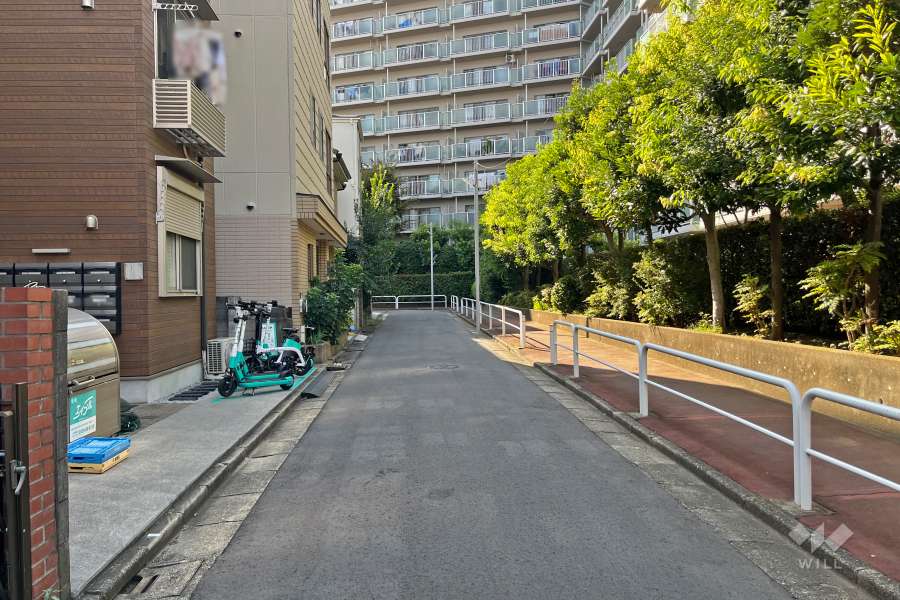 敷地南側の前面道路（東側から）