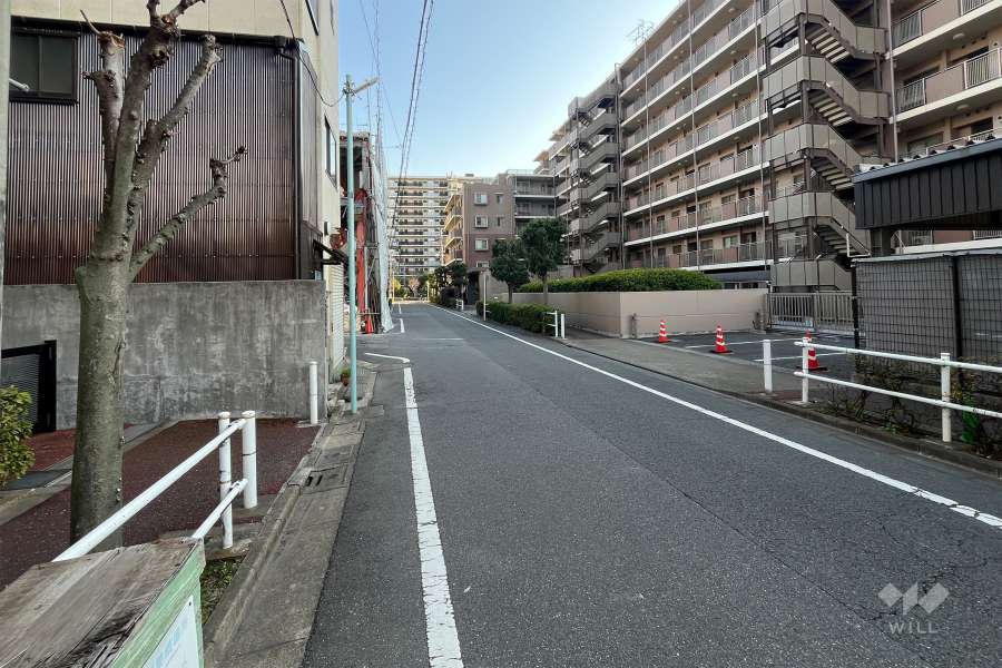 敷地東側の前面道路（北側から）