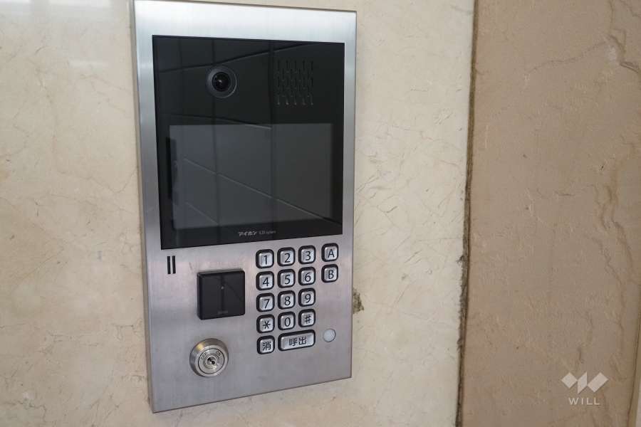 エントランスはオートロック付きです。