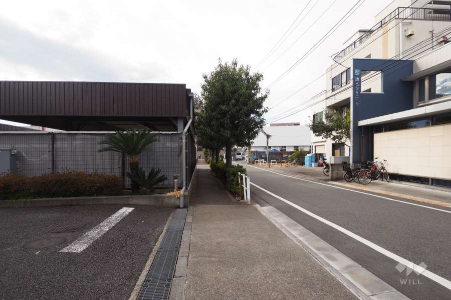 敷地北側の前面道路（東側から）