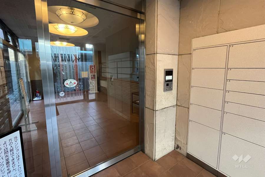 エントランスはオートロック付きです。