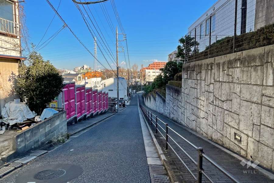 敷地北側の前面道路（西側から）