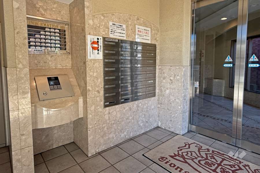 エントランスはオートロック付きです。