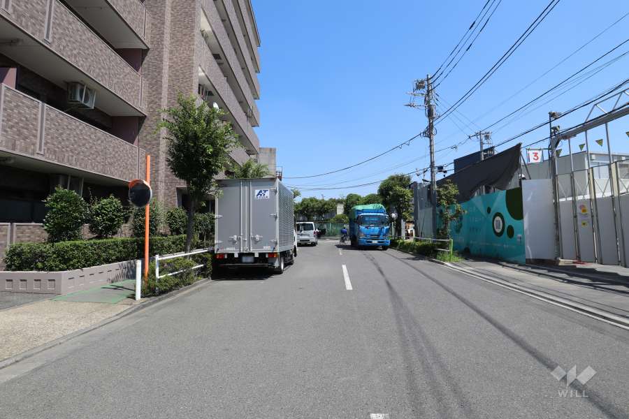 敷地南西側の前面道路（北西側から）