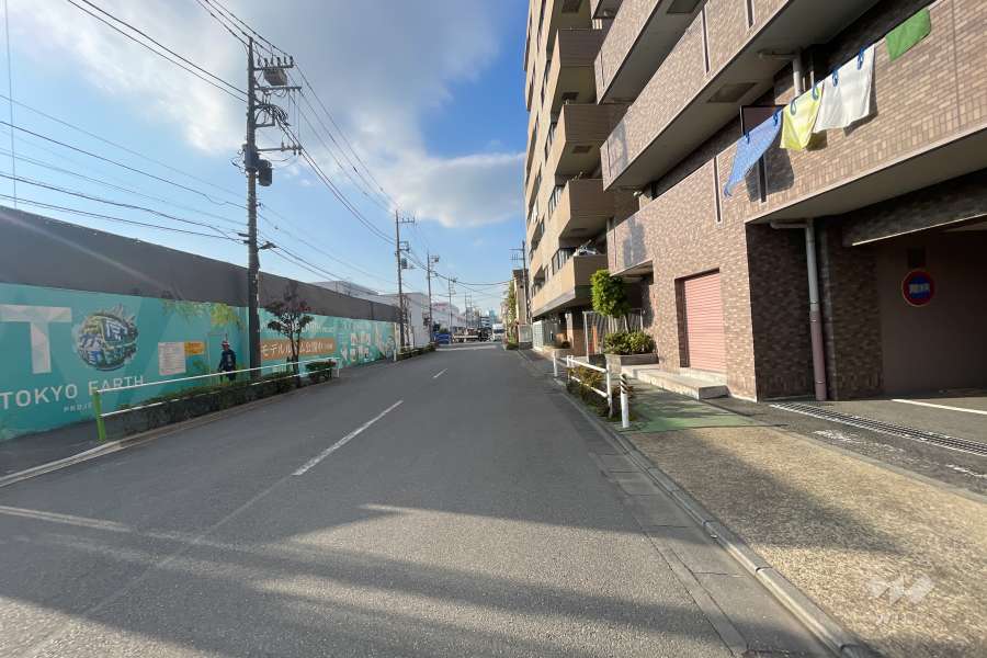 敷地南西側の前面道路（南東側から）