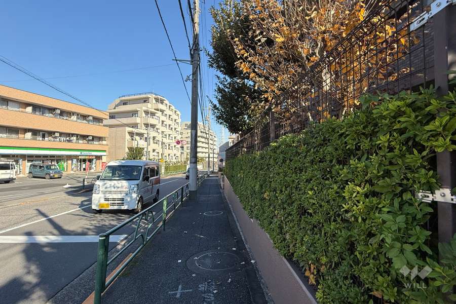 敷地の北側前面道路（西側から）