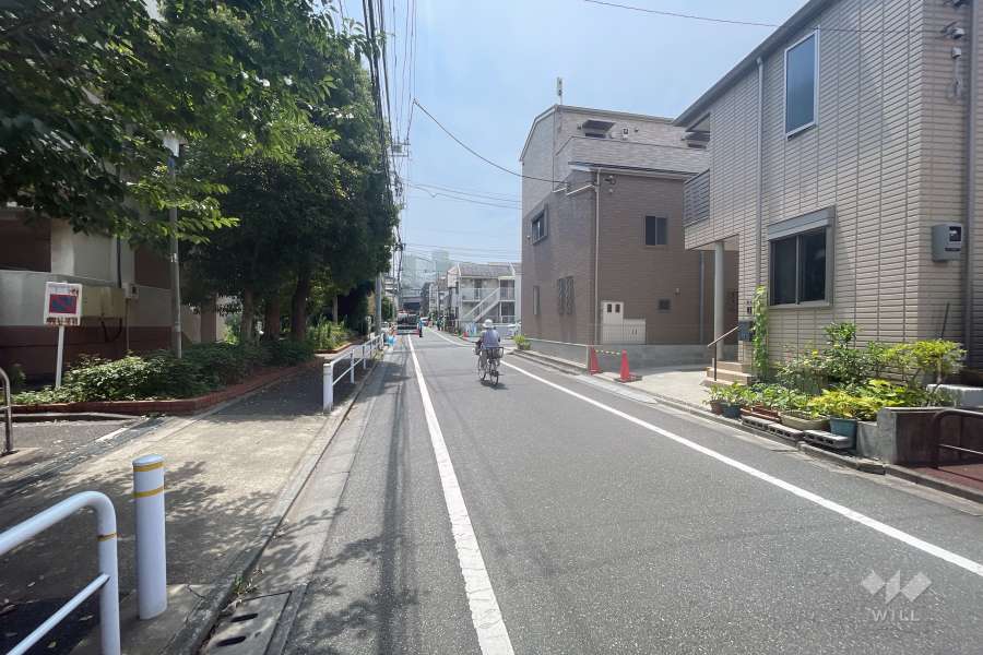 敷地の東側前面道路（北側から）
