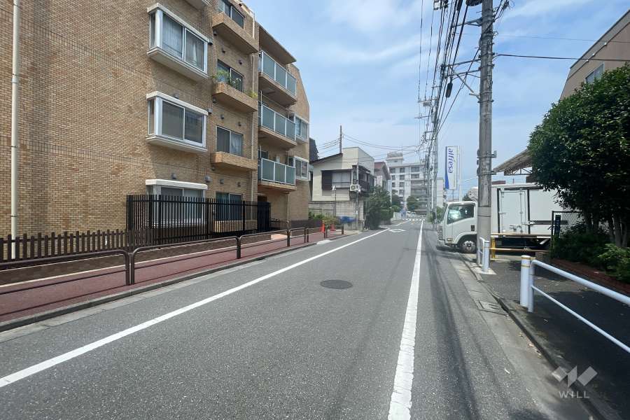 敷地の東側前面道路（南側から）