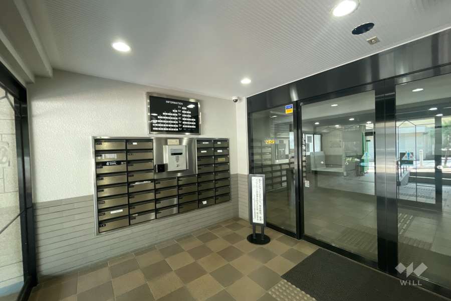 エントランスはオートロック付きです。