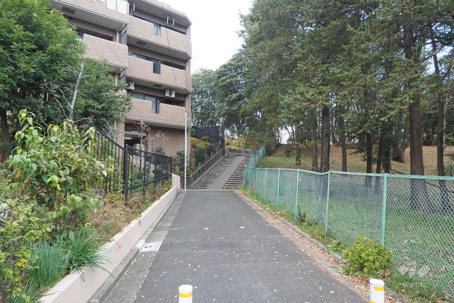 敷地北東側の前面道路　