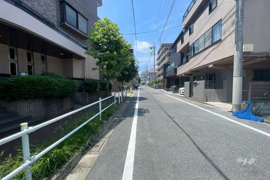 敷地の北側前面道路（東側から）