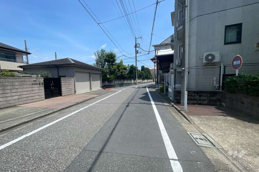 敷地の北側前面道路（西側から）