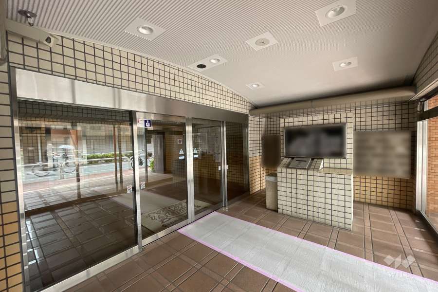 エントランスはオートロック付きです。