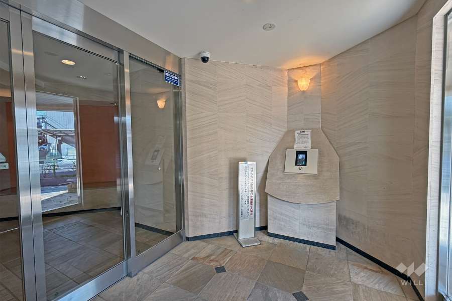 エントランスはオートロック付きです。