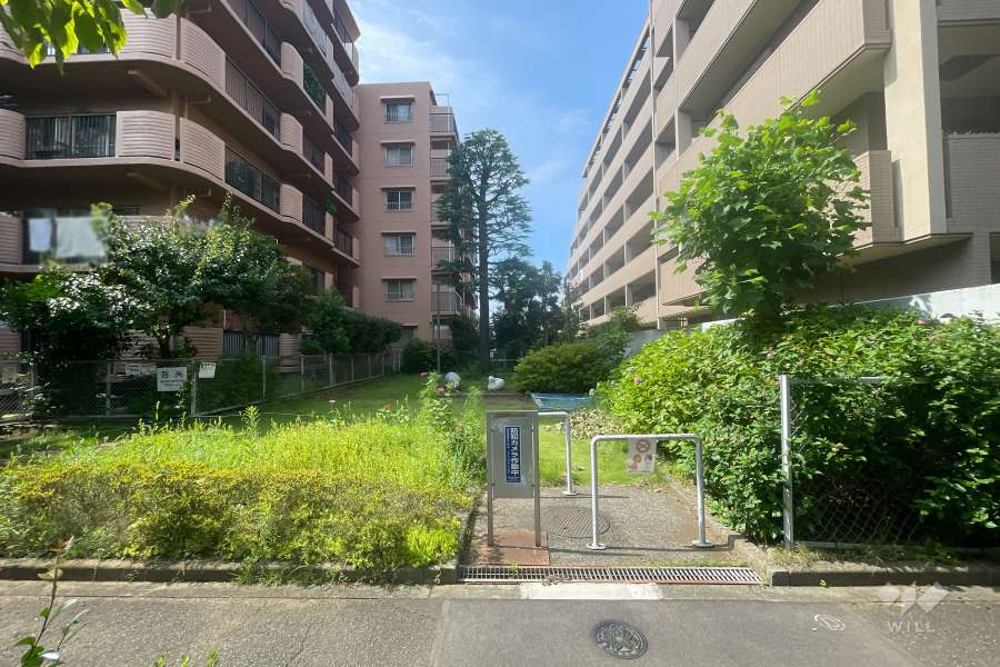 敷地に隣接した小豆沢四丁目児童遊園