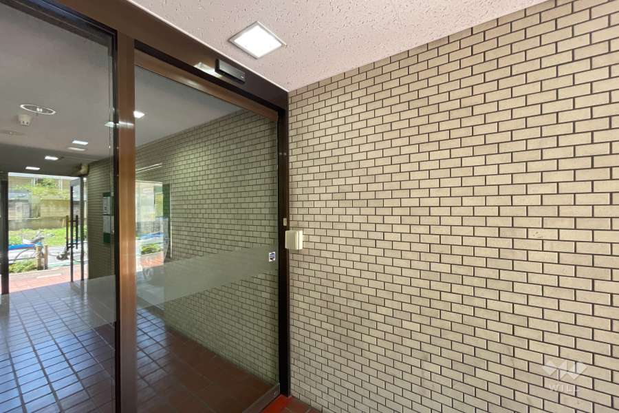 エントランスはオートロック付きです。