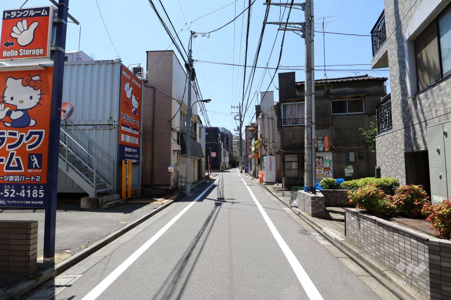 敷地北東側の前面道路（北西側から）
