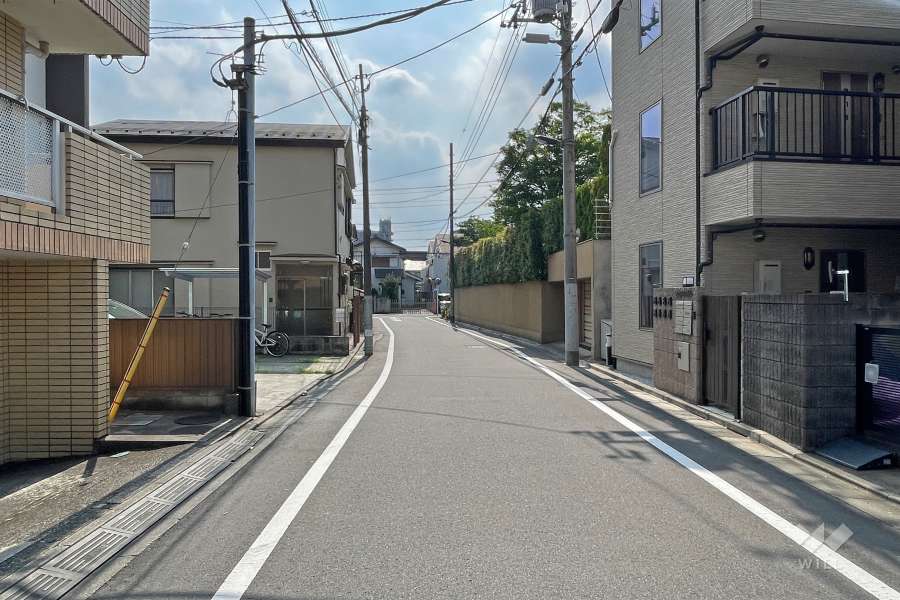 敷地北側の前面道路（東側から）