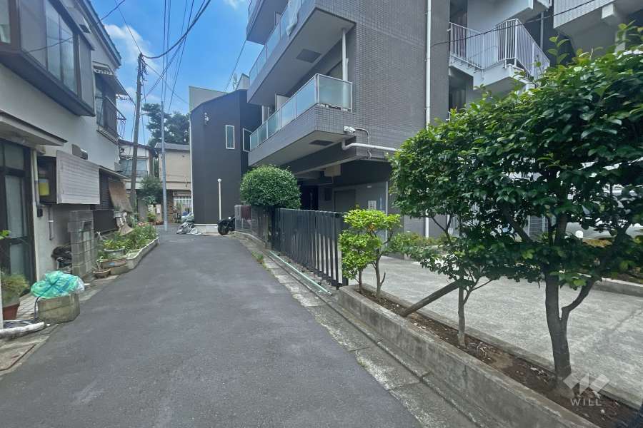 敷地北東側の前面道路（北西側から）