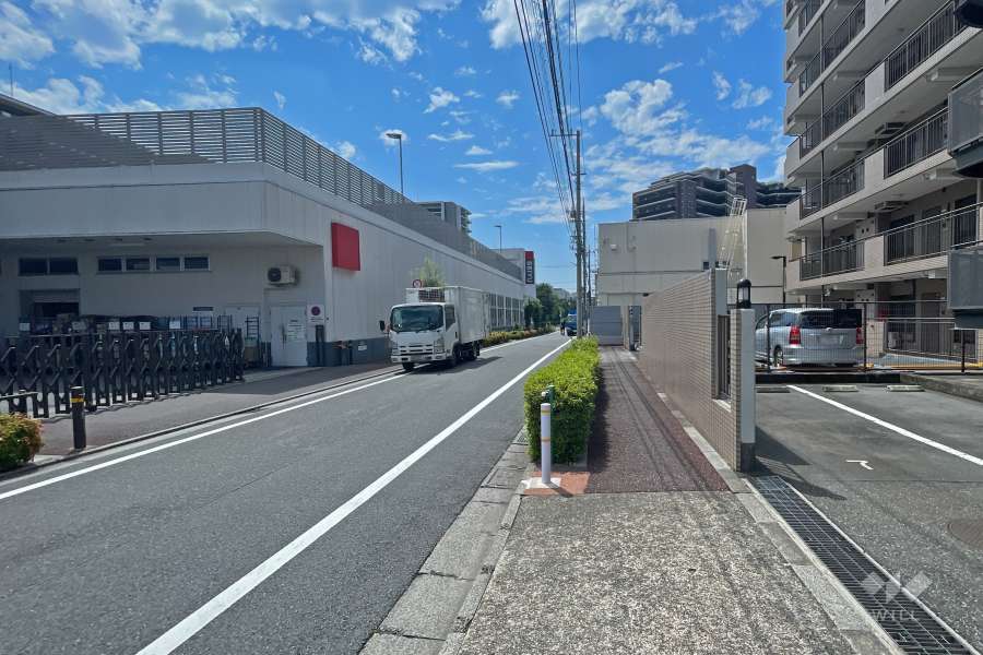 敷地東側の前面道路（北側から）