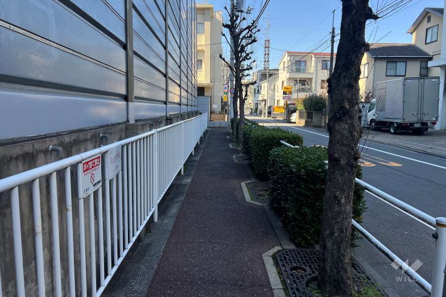 敷地北東側の前面道路