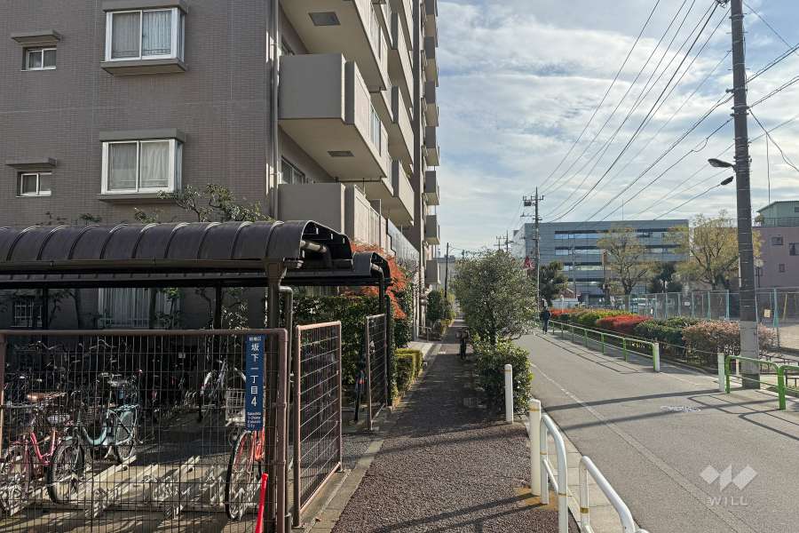 敷地西側の前面道路