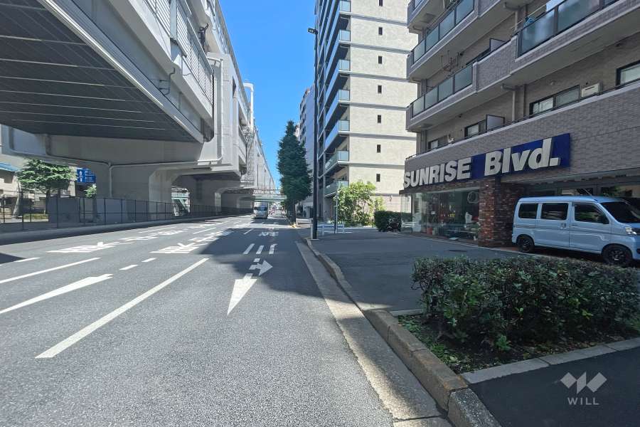 敷地西側の前面道路