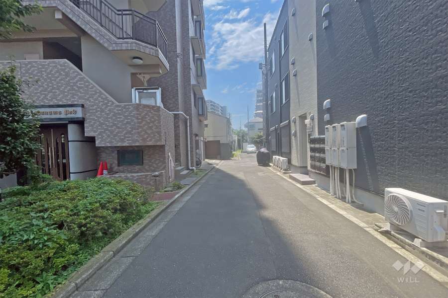 敷地の北側前面道路（東側から）